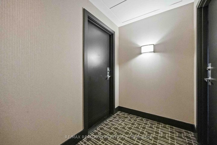 Photo 2 at 729 - 2885 Bayview Avenue, Bayview Village, Toronto