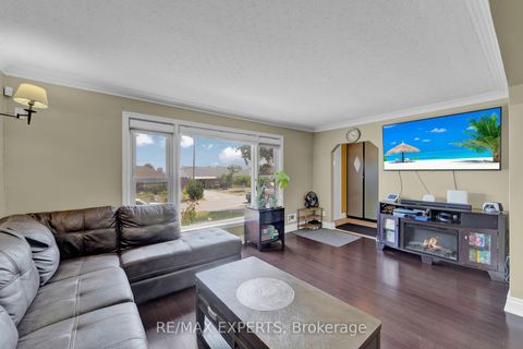 Photo 5 at 50 Datchet Road, CFB, Toronto