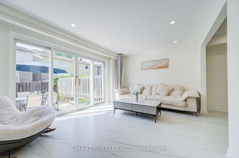 Photo 15 at 81 Rakewood Crescent, L'Amoreaux, Toronto