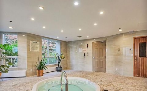 Photo 5 at 118 - 8 Maison Parc Court, Lakeview Estates, Vaughan