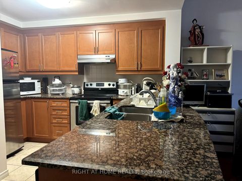 Photo 10 at 118 - 8 Maison Parc Court, Lakeview Estates, Vaughan