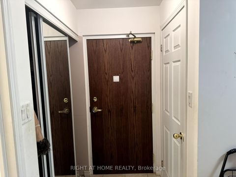 Photo 13 at 118 - 8 Maison Parc Court, Lakeview Estates, Vaughan