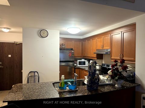 Photo 14 at 118 - 8 Maison Parc Court, Lakeview Estates, Vaughan