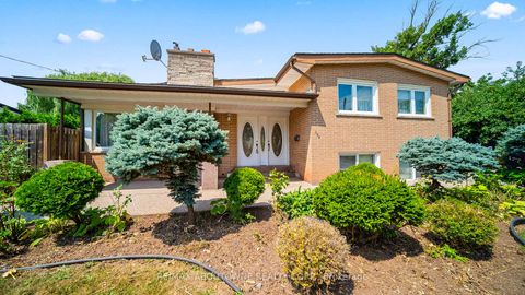Photo 2 at 517 Pinegrove Road, WO West, Oakville
