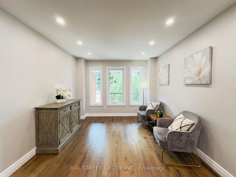 Photo 2 at 7 San Marko Place, East Woodbridge, Vaughan