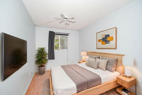 Photo 3 at 18 Stanbridge Court, Malvern, Toronto