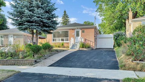 Photo 2 at 8 Hollyhedge Drive, Bendale, Toronto