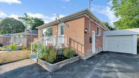 Photo 3 at 8 Hollyhedge Drive, Bendale, Toronto