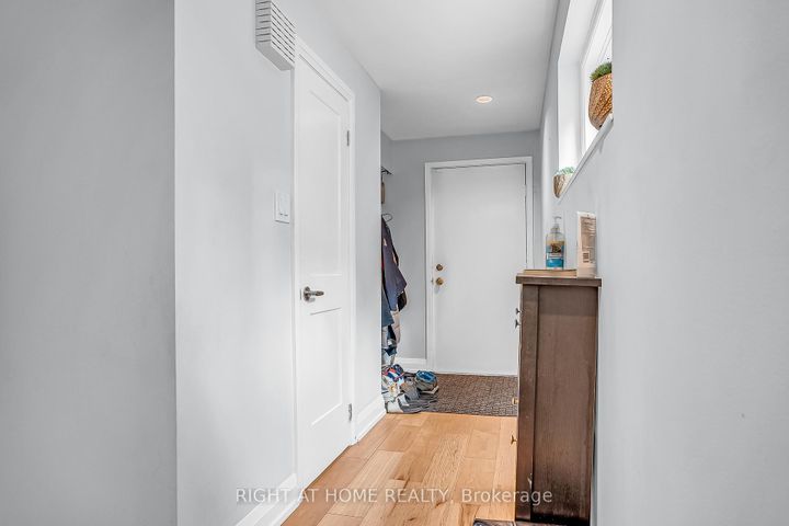 Photo 2 at 6824 Avila Road, Meadowvale, Mississauga