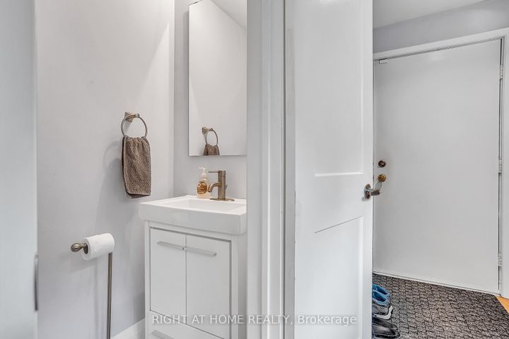 Photo 3 at 6824 Avila Road, Meadowvale, Mississauga