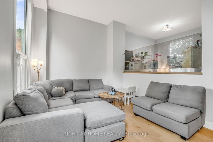 Photo 8 at 6824 Avila Road, Meadowvale, Mississauga