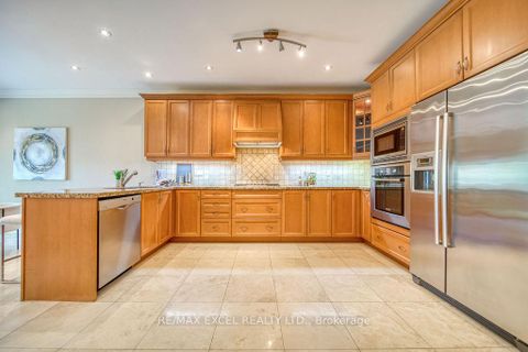 Photo 11 at 166 Townsgate Drive, Yorkhill, Vaughan