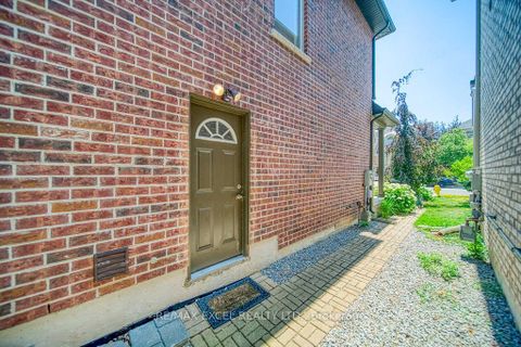 Photo 31 at 166 Townsgate Drive, Yorkhill, Vaughan
