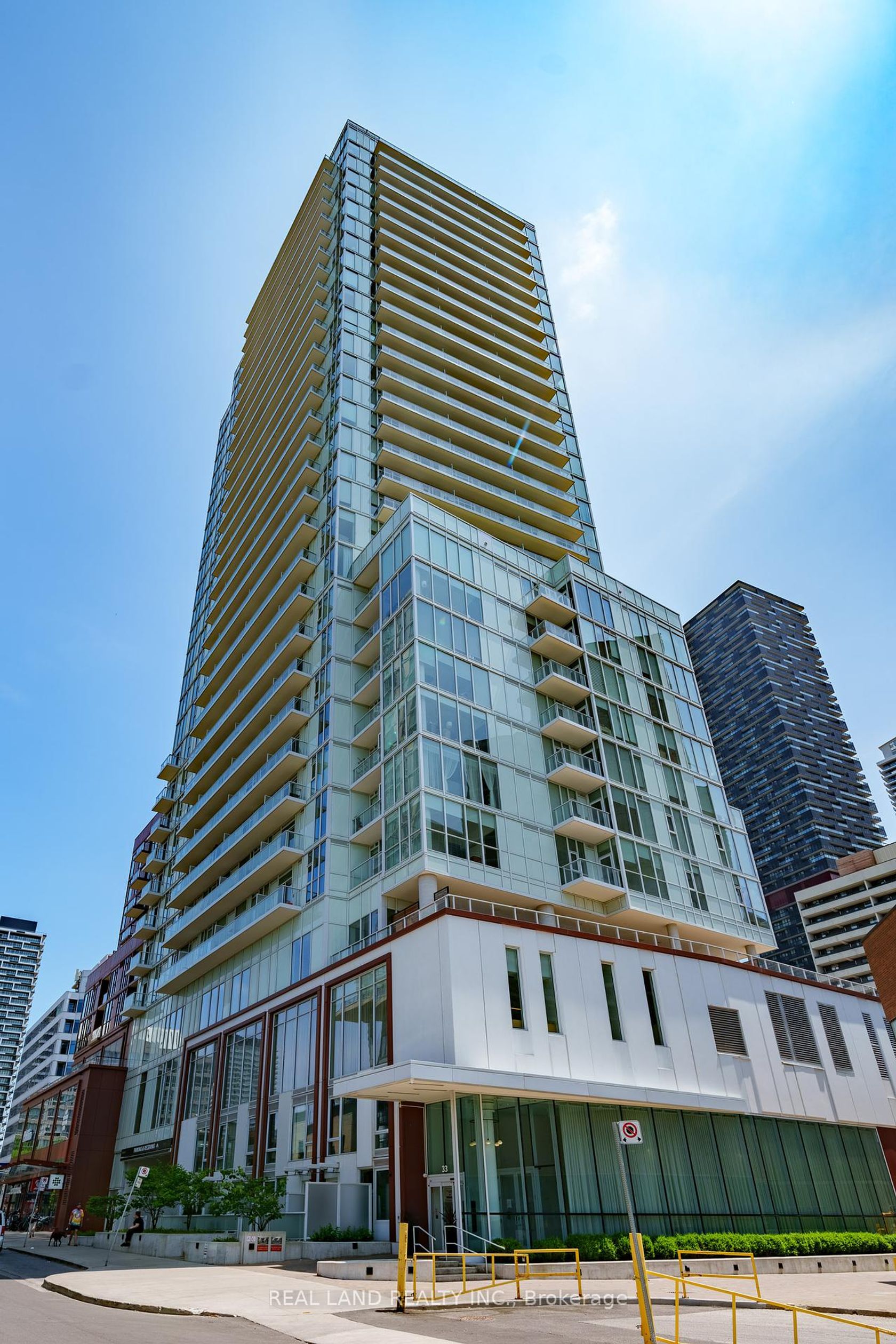 814 - 33 Helendale Avenue, Eglinton, Toronto by Loree Meneguzzi Real Estate 814 - 33 Helendale Avenue, Eglinton, Toronto
