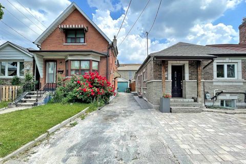 Photo 2 at 19 Bicknell Avenue, Eglinton West, Toronto