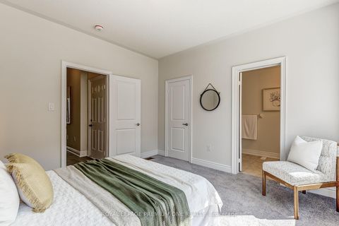 Photo 11 at 220 TENNANT Circle, Vellore Village, Vaughan