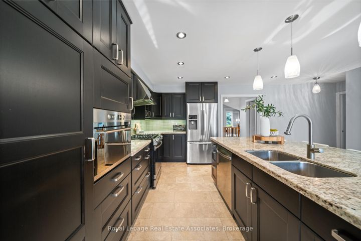 Photo 14 at 3723 Trelawny Circle, Lisgar, Mississauga