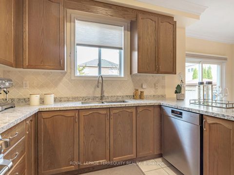 Photo 19 at 11 Avocet Drive, Vellore Village, Vaughan