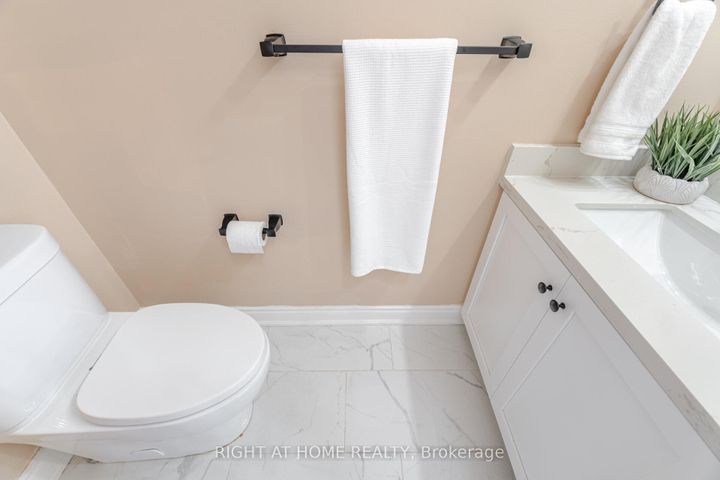 Photo 19 at 3737 Brinwood Gate, Churchill Meadows, Mississauga