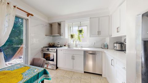 Photo 6 at 19 Chadburn Crescent, Hills of St Andrew, Aurora