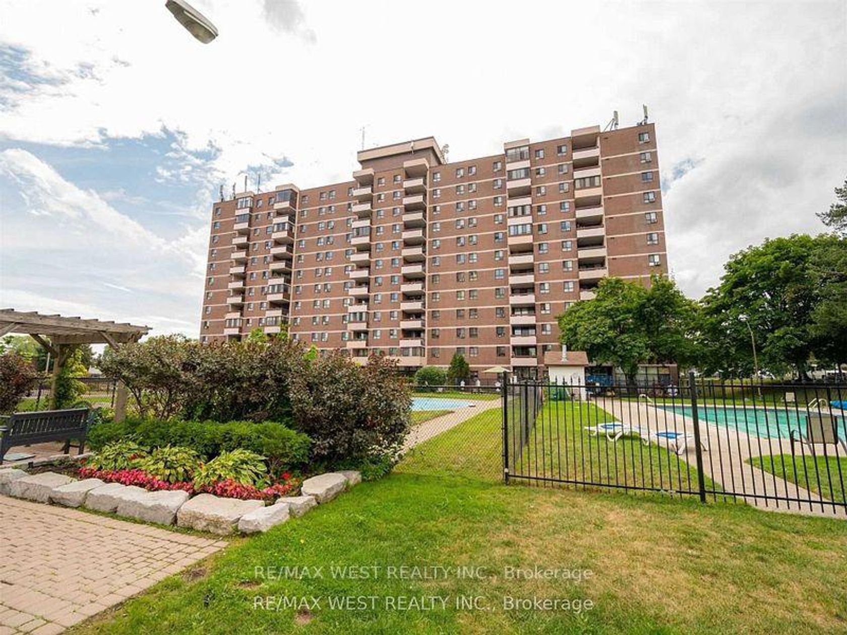 411 - 1615 Bloor Street, Applewood, Mississauga 