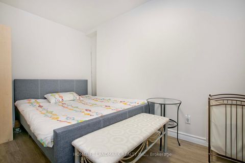 Photo 18 at 39 La Peer Boulevard, L'Amoreaux, Toronto