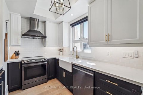 Photo 5 at 14 - 105 Kayla Crescent, Maple, Vaughan