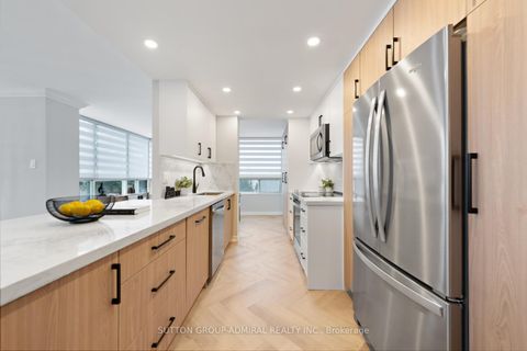Photo 10 at 304 - 7 Townsgate Drive, Yorkhill, Vaughan