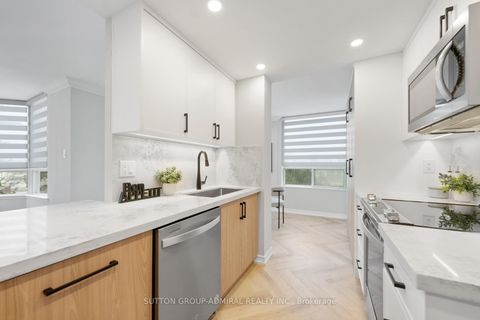 Photo 12 at 304 - 7 Townsgate Drive, Yorkhill, Vaughan