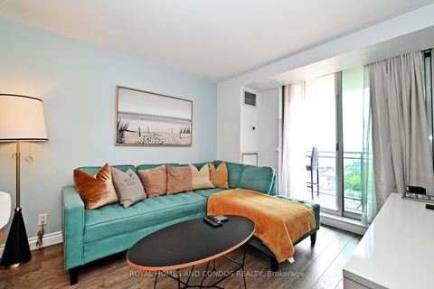 Photo 11 at 618 - 230 Queens Quay W, Waterfront Communities C1, Toronto