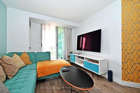 Photo 12 at 618 - 230 Queens Quay W, Waterfront Communities C1, Toronto
