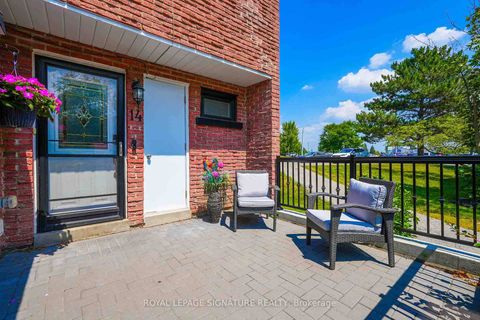 Photo 2 at 14 Poplar Crescent, Aurora Highlands, Aurora