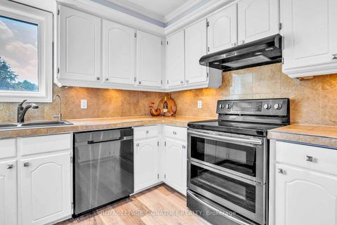 Photo 15 at 14 Poplar Crescent, Aurora Highlands, Aurora