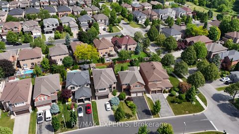 Photo 2 at 8 Pine Hollow Crescent, Maple, Vaughan