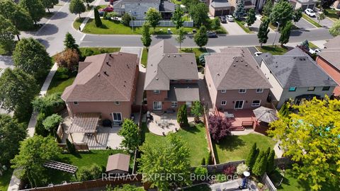 Photo 3 at 8 Pine Hollow Crescent, Maple, Vaughan