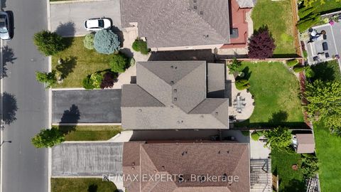 Photo 4 at 8 Pine Hollow Crescent, Maple, Vaughan