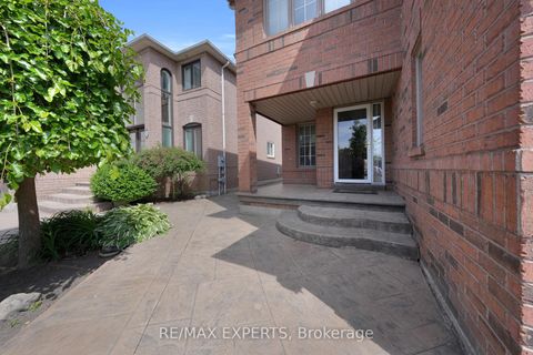 Photo 7 at 8 Pine Hollow Crescent, Maple, Vaughan