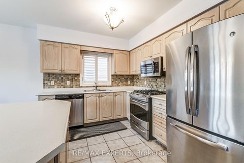 Photo 13 at 8 Pine Hollow Crescent, Maple, Vaughan