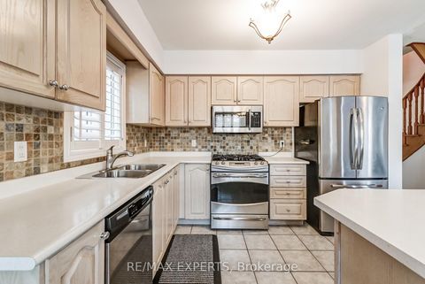 Photo 14 at 8 Pine Hollow Crescent, Maple, Vaughan