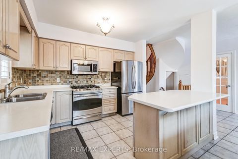Photo 15 at 8 Pine Hollow Crescent, Maple, Vaughan