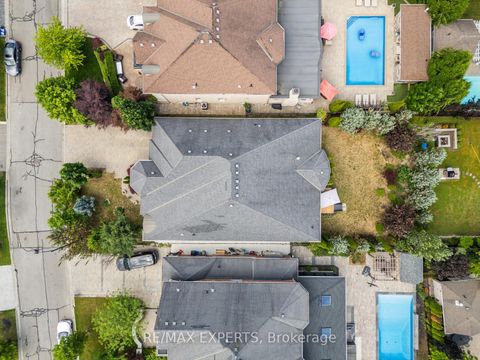 Photo 1 at 21 Rainbow's End, Kleinburg, Vaughan