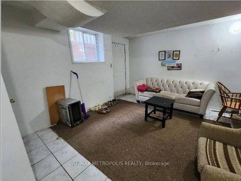 Photo 3 at 18 Acme Crescent, The Westway, Toronto