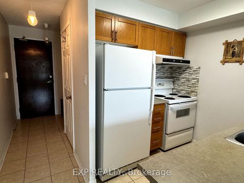 Photo 5 at 301 - 51 Baffin Crescent, Langstaff, Richmond Hill
