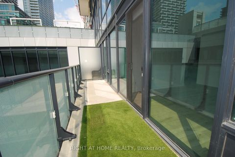 Photo 6 at 733 - 161 Roehampton Avenue, Mount Pleasant West, Toronto