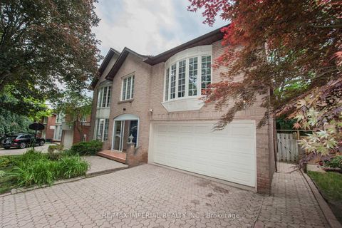 Photo 2 at 11 Riderwood Drive E, Windfields, Toronto