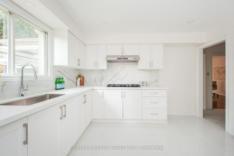 Photo 12 at 11 Riderwood Drive E, Windfields, Toronto