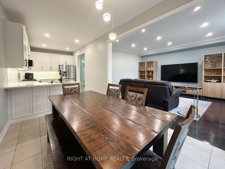 Photo 11 at 5515 Doctor Peddle Crescent, Churchill Meadows, Mississauga