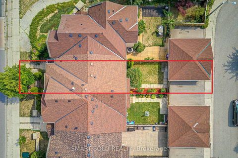 Photo 3 at 4 Thornhill Woods Drive, Patterson, Vaughan