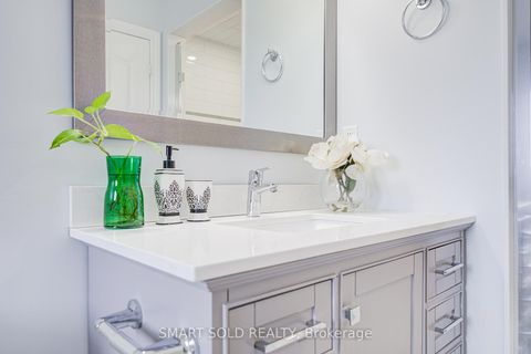 Photo 24 at 4 Thornhill Woods Drive, Patterson, Vaughan