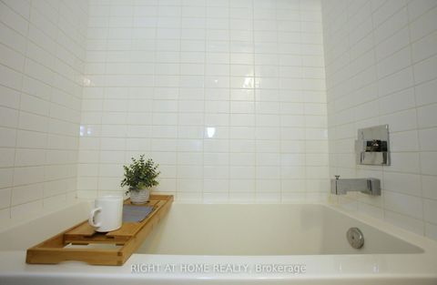 Photo 25 at 210 - 330 Richmond Street W, Waterfront Communities C1, Toronto